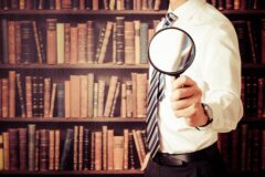 虫眼鏡を持つ人